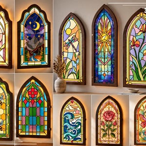 Puede incluir: Una colección de paneles de vidrieras arqueadas en marcos de madera oscura, con diversos diseños que incluyen una libélula, sol, lirios, abejas, una rosa, una mariposa, paisaje de montaña y patrones geométricos, con el texto 3MM visible.