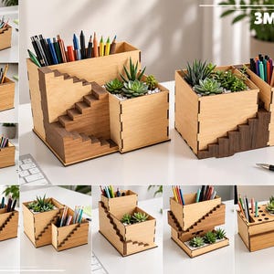 Op de afbeelding: Een houten bureau-organizerset met een getrapt ontwerp, lichtgekleurde houten panelen en donkere houten accenten. De organizers bevatten vakken voor pennen en potloden, samen met geïntegreerde plantenbakken met groene vetplanten.