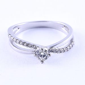 Pierścionek z białego złota z rozszczepionym diamentem typu solitaire | Pierścionek zaręczynowy z okrągłym szlifem | Pierścionek zaręczynowy z diamentami w szlifie pavé | Biżuteria ślubna | Prezent dla niej