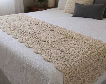 Camino de cama de ganchillo hecho a mano, encaje vintage, decoración rústica en tonos neutros (patrón en PDF)