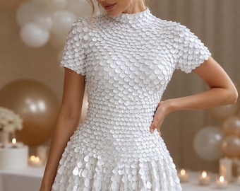 Minikleid mit reflektierenden Scheiben, hochgeschlossenes Kurzarm-Geburtstagsoutfit, schimmerndes Statement-Partykleid