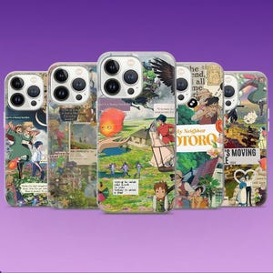 Op de afbeelding: Vijf doorzichtige smartphonehoesjes met collage-achtige prints van geanimeerde personages, landschappen en tekstfragmenten uit diverse films. Elk hoesje toont een unieke compositie van scènes, waaronder een vuurgeest, een kasteel en filmtitels.