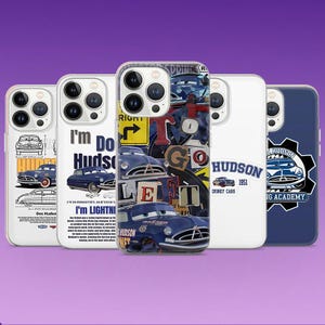 Könnte beinhalten: Fünf transparente Handyhüllen mit verschiedenen Motiven der blauen Figur Doc Hudson aus dem Disney Cars Franchise. Die Designs umfassen technische Strichzeichnungen, Collagen-Grafiken mit Text sowie kreisförmige Logos der Hudson Racing Academy.