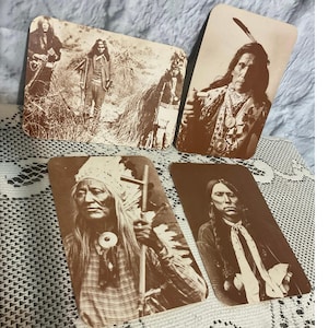 4 zabytkowe pocztówki kolekcjonerskie z serii Old West, prawdziwe zdjęcia, Stagecoach, Billy The Kid, Prospector, nieużywane przez pocztę