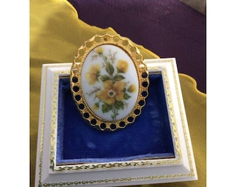 Broche vintage / colgante Estate Joyas pintadas a mano Flores amarillas Excelente