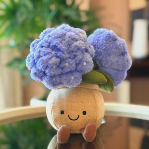 Peluche a forma di ortensia in vaso di Jellycat Amuseables, animale di peluche con fiore blu