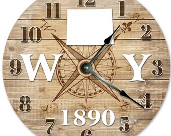 Reloj con brújula y mapa de Wyoming: aspecto de madera rústica, 26 cm