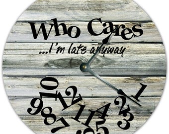 Reloj de pared divertido: madera desgastada, "¿A quién le importa que llegue tarde?"