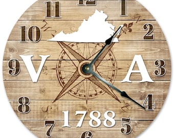 Reloj con brújula y mapa de Virginia: decoración rústica de pared (26 cm)