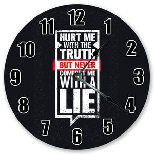 Peut inclure: Horloge noire avec des chiffres blancs et une bulle de dialogue blanche avec le texte "Blessé moi avec la vérité mais ne me réconforte jamais avec un mensonge".