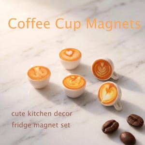 Może przedstawiać: Zestaw pięciu miniaturowych magnesów w kształcie białych filiżanek do kawy, z których każda posiada unikalne wzory latte art w odcieniach brązu i kremu. Zestaw zawiera trzy całe palone ziarna kawy. Widoczny jest tekst Coffee Cup Magnets oraz cute kitchen decor fridge magnet set.
