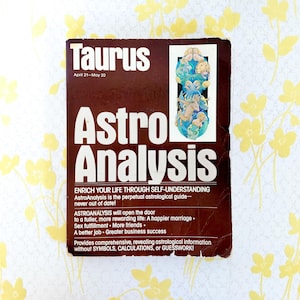 Könnte beinhalten: Ein Vintage-Buch "Taurus Astro Analysis" mit braunem Einband und weißem Text. Das Cover zeigt das Wort "Taurus" und die Daten 21. April bis 20. Mai. Das Buch verspricht Selbsterkenntnis und astrologische Einsichten.