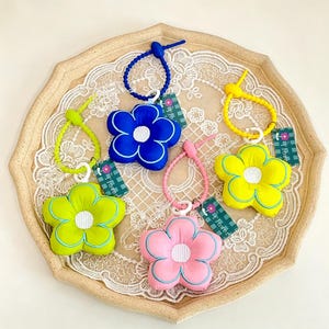 Minimalist Flower Keychain, Colorful Floral Backpack Charm, Rubber Loop Key Ring, Cute Bag Accessory Gift