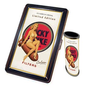 Könnte beinhalten: Ein rechteckiges Zigarettenetui aus Metall und ein passendes ovales Feuerzeug, beide mit einer Vintage-Grafik einer blonden Frau im Bikini, die auf einer braunen Bombe sitzt, sowie dem Text AN AMERICAN ORIGINAL, Limited Edition, LUCKY STRIKE, FILTERS und Coleen.