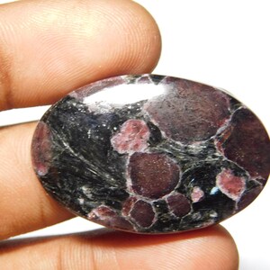 Rubino naturale, diaspro autunnale, cabochon di forma ovale, 34x23x4 mm, 1 pezzo, 56 carati.
