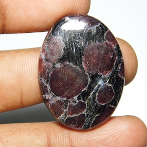 Cabujón de jaspe rubí natural de forma ovalada, 27x24x3 mm, 1 pieza, 59 quilates.
