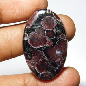 Natuurlijke robijnrode jaspis cabochon edelsteen, ovale vorm, 36x22x5 mm, 1 stuk, 48 karaat.