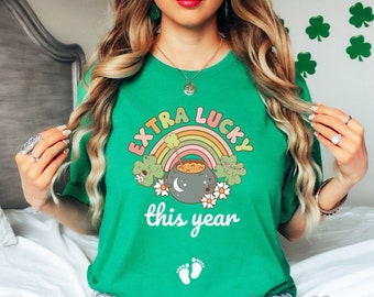 St. Patricks Day Schwangerschaftsankündigung Shirt, Mutter zu sein Shirt, St Patrick's Day Schwangerschaft zeigen, Extra Glück in diesem Jahr, erwartet Mama T-Shirt