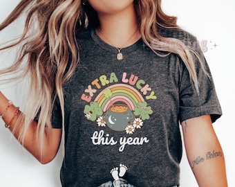 St. Patricks Day Schwangerschaftsankündigung Shirt, Mutter zu sein Shirt, St Patrick's Day Schwangerschaft zeigen, Extra Glück in diesem Jahr, erwartet Mama T-Shirt