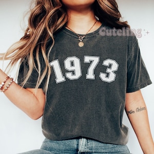 Shirt 1973, 50e verjaardag Shirt comfort kleuren Shirt minimalistische 1973 geboortejaar nummer Shirt voor vrouwen verjaardag T-shirt draaien 50 plus size