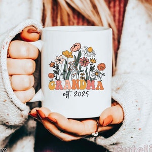 Custom Grandma Mug, Grandma Est 2025 Mug, Pregnancy Reveal Gift New Grandma Gift New Baby Announcement Wildflowers Mug for Grandma Nana Mimi