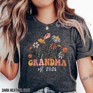 Camiseta de abuela con flores silvestres, regalo para abuelas (2026), anuncio de embarazo (2026), camiseta retro de abuela con estilo. imagen 2