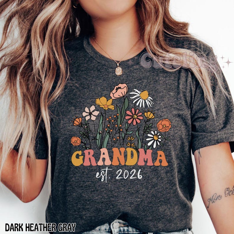 Camiseta de abuela con flores silvestres, regalo para abuelas (2026), anuncio de embarazo (2026), camiseta retro de abuela con estilo. imagen 2