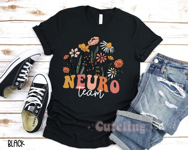 Puede incluir: Camiseta negra con un dise&ntilde;o floral y el texto "Neuro Team" en una fuente retro.