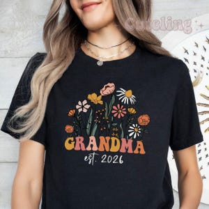 Camiseta de abuela con flores silvestres, regalo para abuelas (2026), anuncio de embarazo (2026), camiseta retro de abuela con estilo. imagen 5