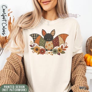 Comfort Colors® Halloween-Fledermaus-Shirt, Boho-Herbst-Shirt im Patchwork-Stil, Herbst-Shirt im Patchwork-Stil, süßes Halloween-Shirt mit Blumenmuster und Fledermaus