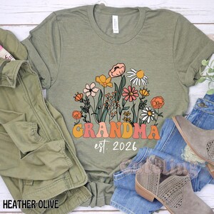 Camiseta de abuela con flores silvestres, regalo para abuelas (2026), anuncio de embarazo (2026), camiseta retro de abuela con estilo. imagen 4