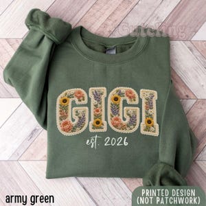 Gigi-skjorta, blommig Gigi Est 2026-t-shirt, present till blivande mormor, konstgjord lapptäcke med vildblommor och mormors dag-t-shirt, inte äkta broderi
