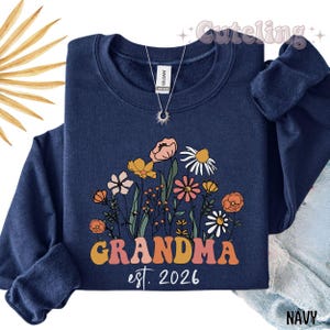 Camiseta de abuela con flores silvestres, regalo para abuelas (2026), anuncio de embarazo (2026), camiseta retro de abuela con estilo. imagen 9
