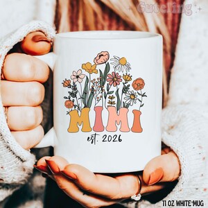 Befördert zu Mimi, Schwangerschaftsankündigungsbecher, neues Oma Geschenk, neue Babyankündigung, Retro Wildblumen, Mimi est 2026, Baby offenbaren Geschenk