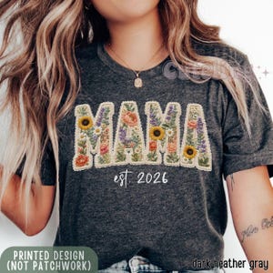 Mamma-tröja, blommig Mama Est 2026-tröja, present till blivande mamma, konstgjord lapptäcke med vildblommor för mors dag, inte äkta broderi