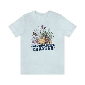 Camiseta "Solo un capítulo más", camiseta de lectura, regalo para amantes de los libros, camiseta de libros, camiseta de bibliotecaria, camiseta de libros, camisetas de flores para mujer imagen 5