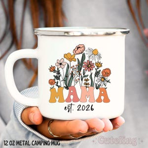 Taza personalizada para mamá, mamá nacida en 2026, taza de café para el Día de la Madre, regalo para mamá primeriza, regalo para baby shower, regalo de embarazo imagen 5