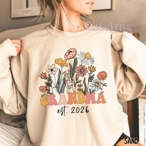 Camiseta de abuela con flores silvestres, regalo para abuelas (2026), anuncio de embarazo (2026), camiseta retro de abuela con estilo. imagen 7