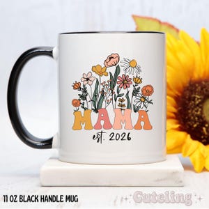 Taza personalizada para mamá, mamá nacida en 2026, taza de café para el Día de la Madre, regalo para mamá primeriza, regalo para baby shower, regalo de embarazo imagen 4