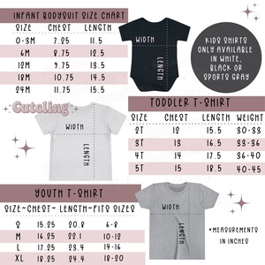Pu&ograve; includere: Tabella delle taglie per body per neonati, t-shirt per bambini piccoli e t-shirt per ragazzi. La tabella mostra le misure di petto, lunghezza e peso in pollici. La tabella &egrave; stampata su uno sfondo bianco con un bordo nero.