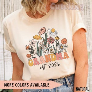 Camiseta de abuela con flores silvestres, regalo para abuelas (2026), anuncio de embarazo (2026), camiseta retro de abuela con estilo. imagen 1