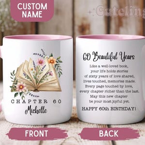 Può includere: Tazza in ceramica bianca con interno e manico rosa. Il davanti presenta un'illustrazione di libro aperto con accenti floreali e la scritta "Capitolo 60 Michelle". Il retro recita "60 Beautiful Years" e una poesia. Un regalo perfetto.