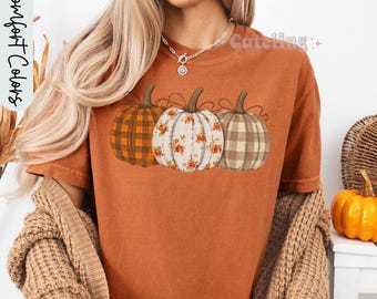 Camiseta Comfort Colors® con estampado de calabazas, camiseta bohemia de otoño con estampado de calabazas, camiseta con estampado de calabazas en patchwork sintético, camiseta de otoño con estampado de calabazas en patchwork sintético.