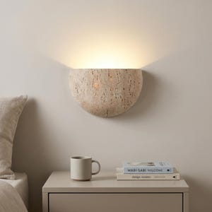 Aplique de pared de travertino / Lámpara de pared de piedra Wabi Sabi / Lámpara de media luna Japandi / Iluminación minimalista para dormitorio / Aplique de piedra natural