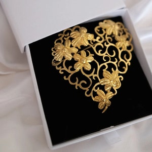 Broche vintage YSL en forme de cœur : épinglette Yves Saint Laurent dorée, fabriquée en France