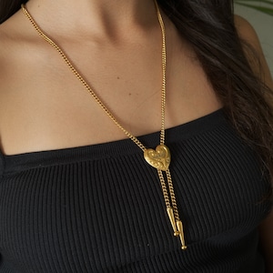 Collar vintage Moschino con dije de corazón en tono dorado: Gargantilla Y2K