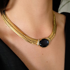 Vintage Vogue Bijoux Choker: Gold Herringbone Collier mit Blauem Cabochon