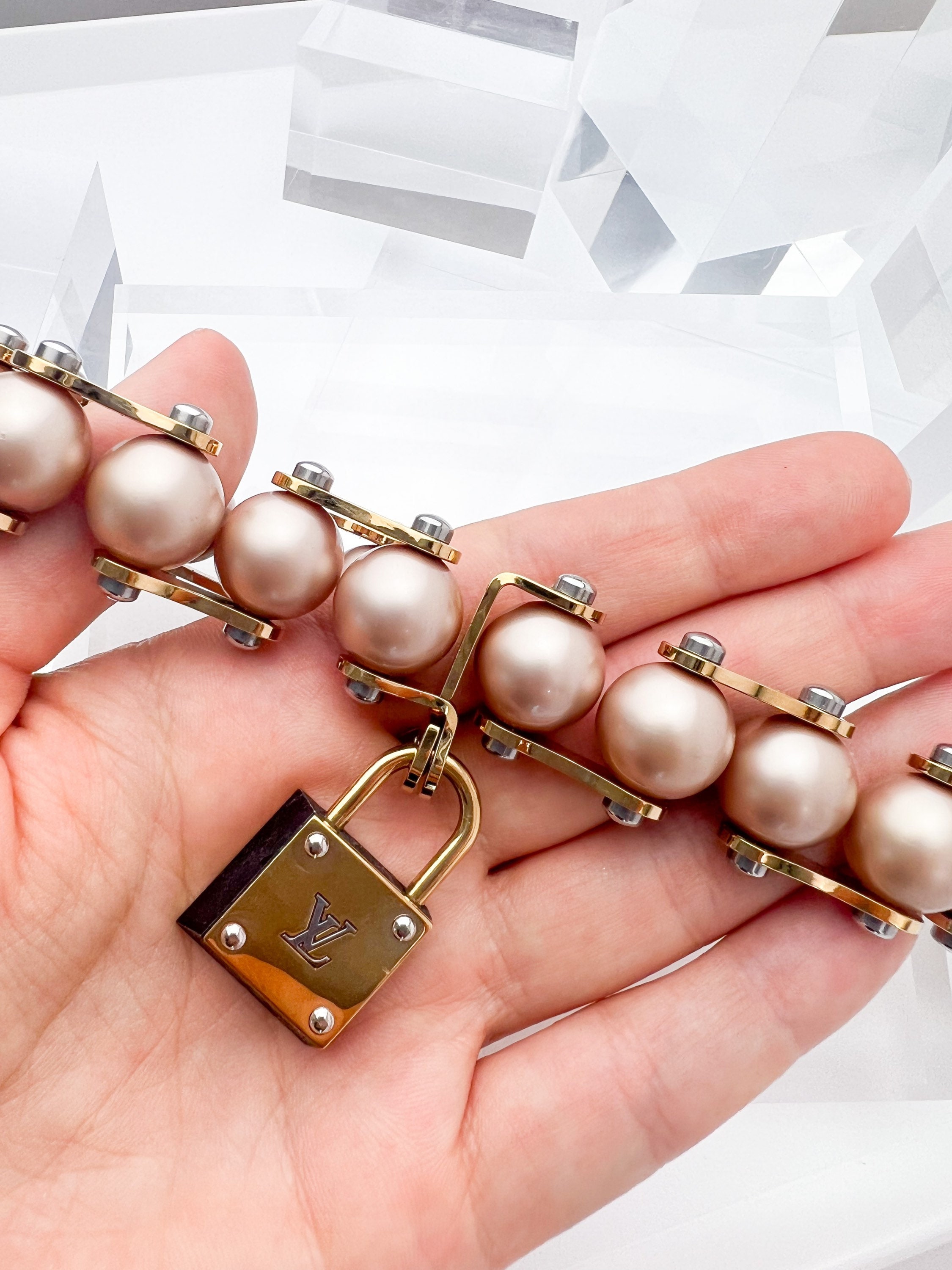 LV LOCK PEARL NECKLACE