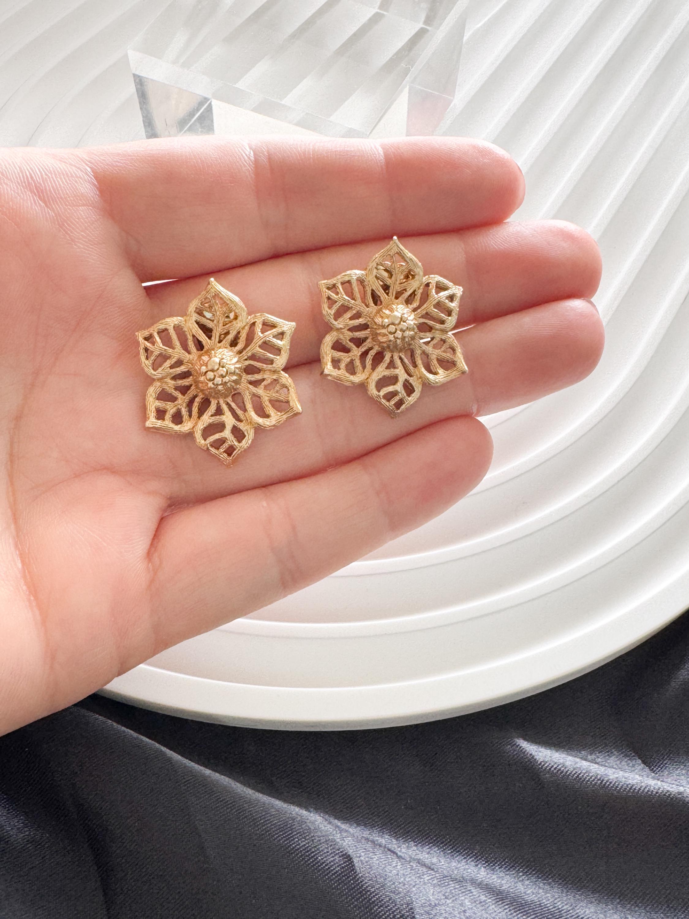 ヴィンテージ クリスチャン ディオール ゴールド フラワー イヤリング