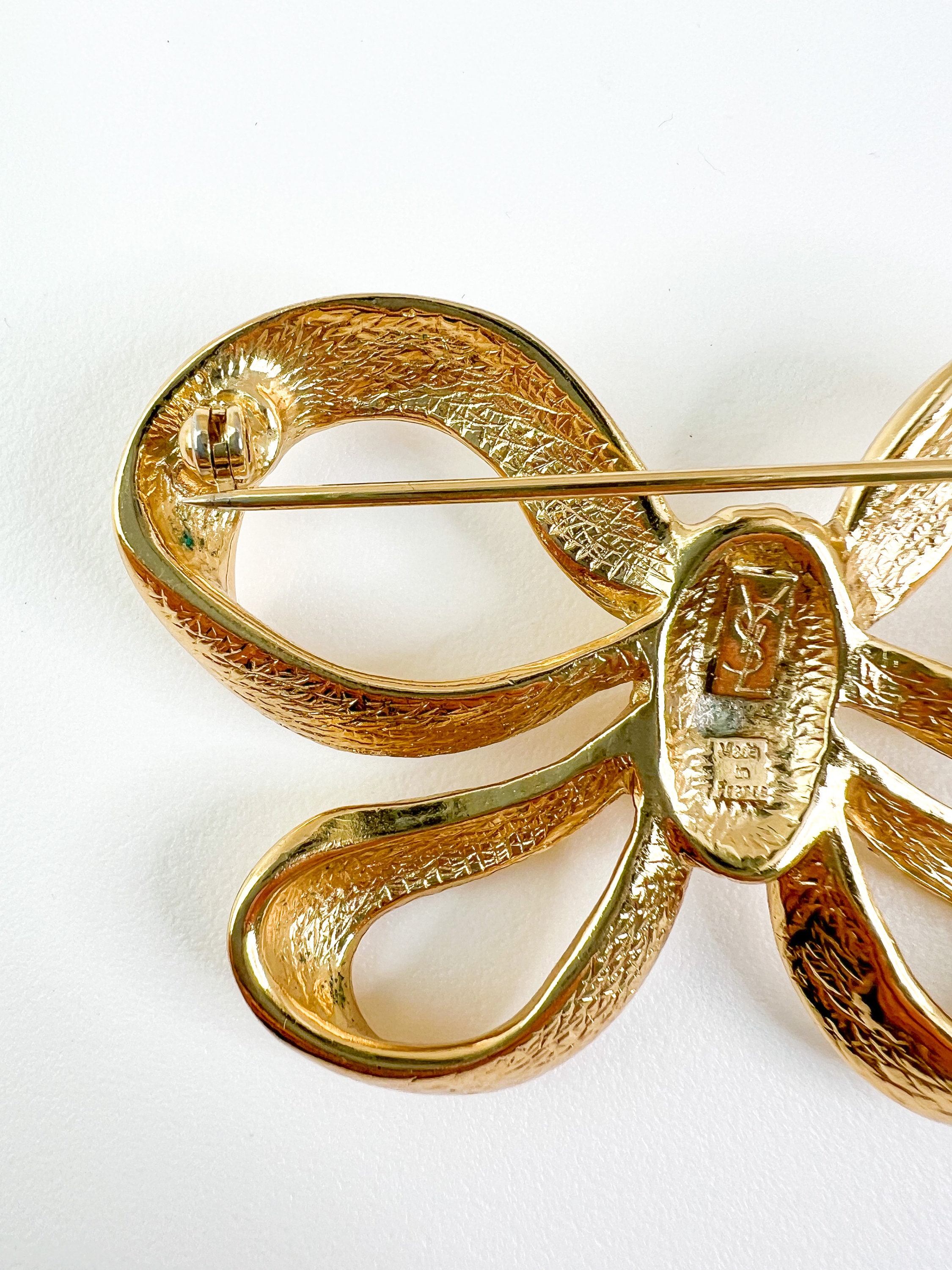 Made in France ヴィンテージ YSL イヴサンローランのブローチ SAINT LAURENT - イヴ・サンローラン YSL YSL ロゴ ブローチの